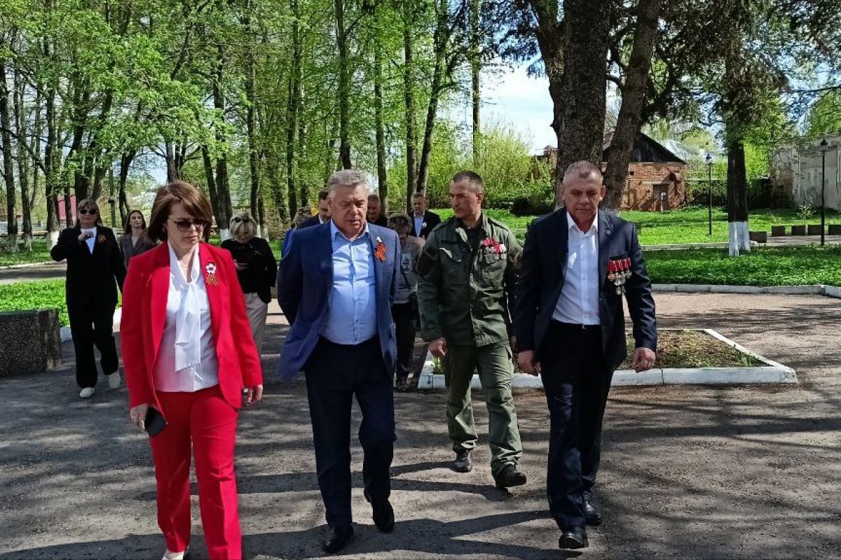 Николай Воробьёв совместно с коллегами проверили благоустройство парка в Белеве Николай Воробьёв совместно с коллегами проверили благоустройство парка в Белеве