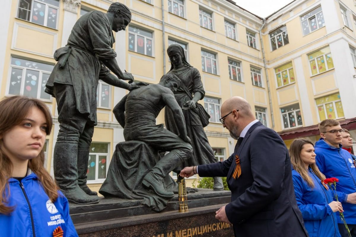 Частицу Вечного огня доставили к памятнику «Подвигу врачей и медсестер» в Туле