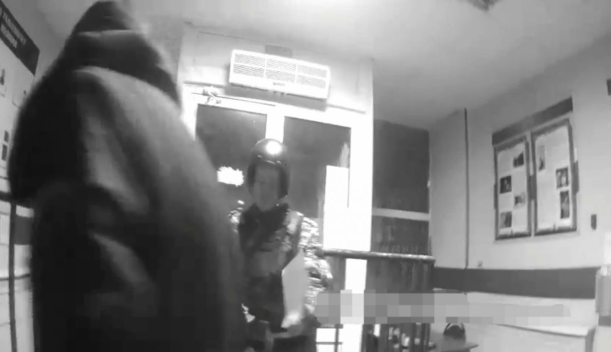 В Туле росгвардейцы задержали мужчину, сломавшего дверь в баре В Туле росгвардейцы задержали мужчину, сломавшего дверь в баре