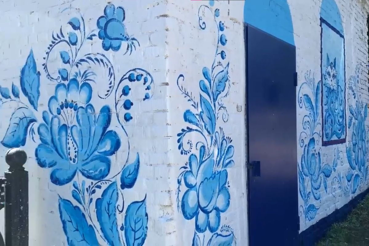 В Богородицке Тульской области раскрасили трансформаторную станцию под гжель В Богородицке Тульской области раскрасили трансформаторную станцию под гжель