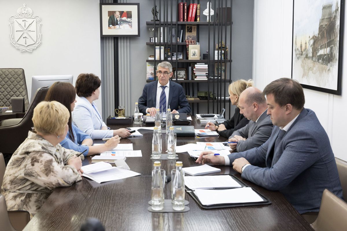 Губернатор Тульской области Дмитрий Миляев обсудил реализацию нацпроектов «Кадры» и «Семья» Губернатор Тульской области Дмитрий Миляев обсудил реализацию нацпроектов «Кадры» и «Семья»