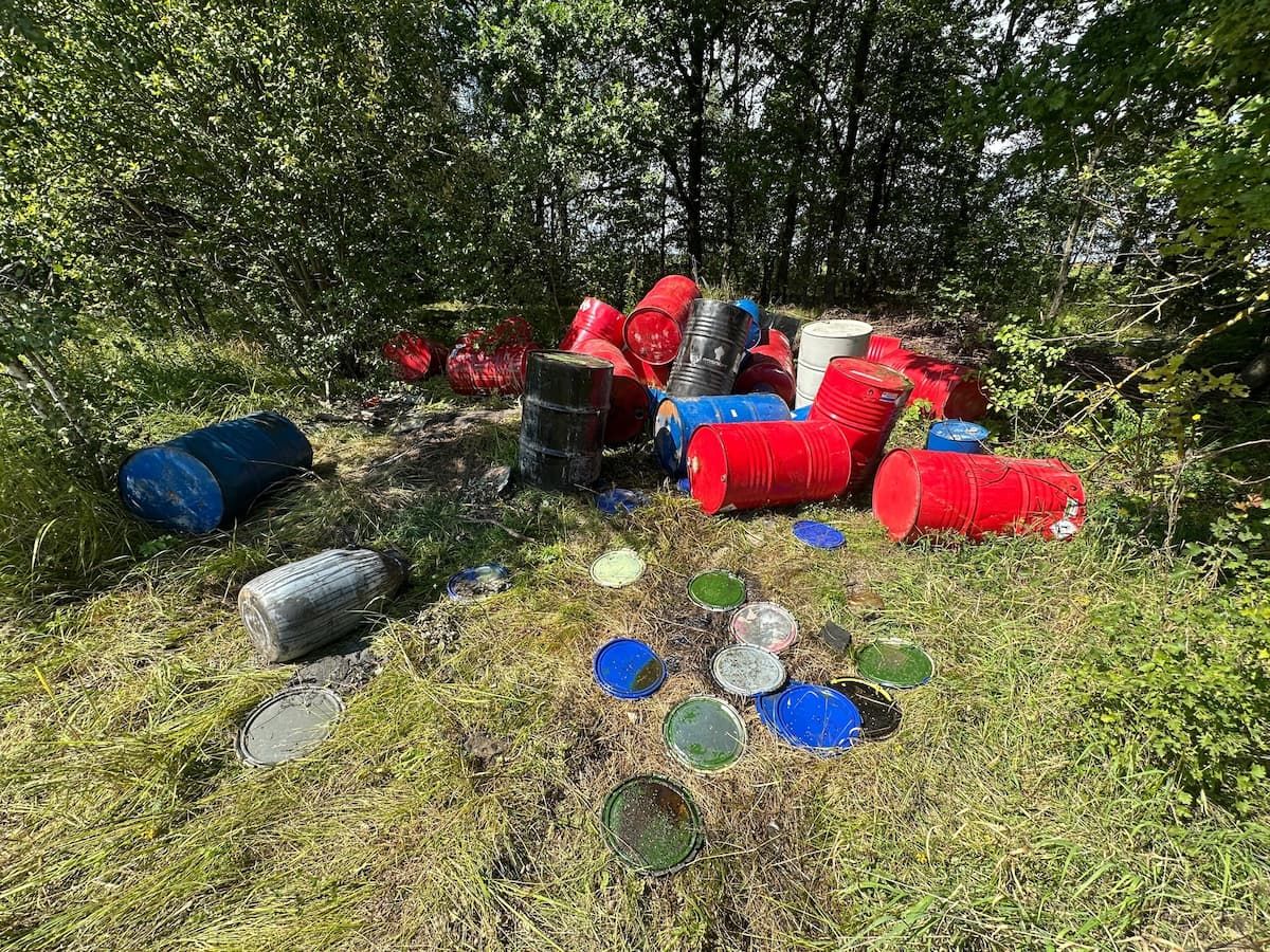 Жители Плеханова жалуются на свалку отходов нефтепродуктов в лесу Жители Плеханова жалуются на свалку отходов нефтепродуктов в лесу