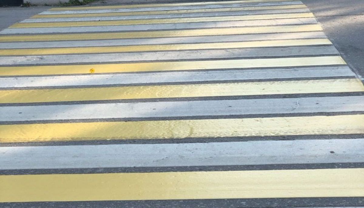 Дорожную заметку в Белеве наносят современным термопластиком