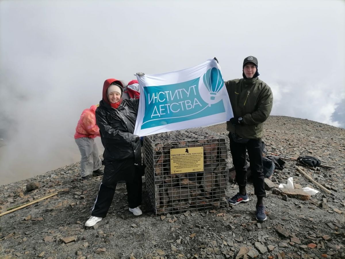 Тульские студенты установили габион на горной вершине Толстой-сув Тульские студенты установили габион на горной вершине Толстой-сув