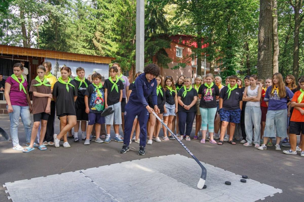 Тульские хоккеисты научили детей из Мариуполя искусству бросков Тульские хоккеисты научили детей из Мариуполя искусству бросков