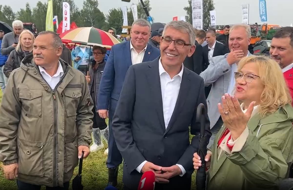 Губернатору Тульской области показали новейшую сельскохозяйственную технику Губернатору Тульской области показали новейшую сельскохозяйственную технику