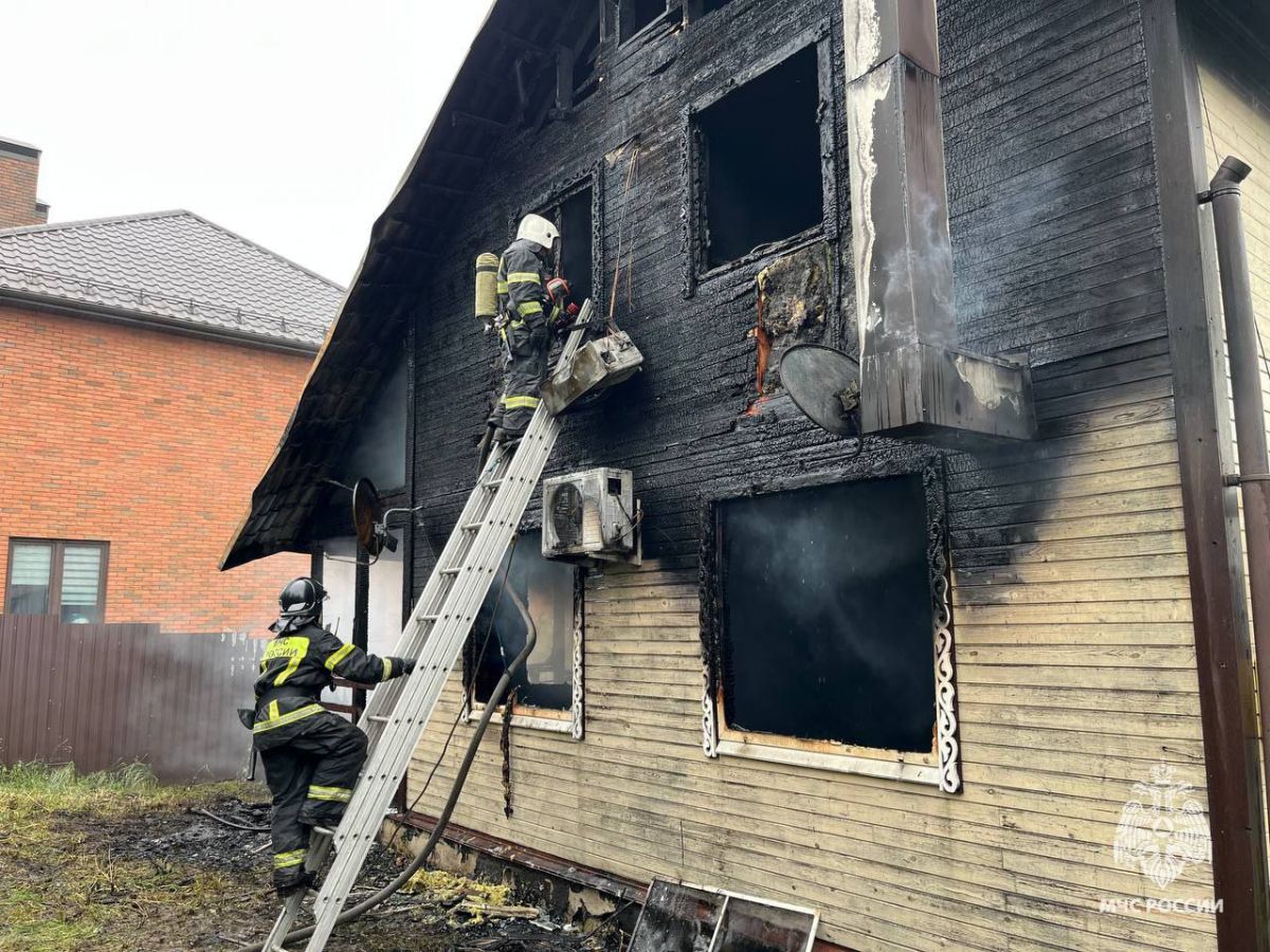 В Туле при пожаре в частном доме погиб ребенок и пострадала женщина В Туле при пожаре в частном доме погиб ребенок и пострадала женщина