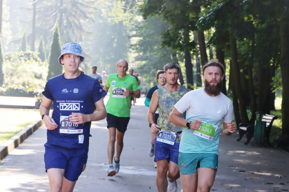 1700 любителей бега из 36 регионов России и Вьетнама вышли на старт ЭвоКом полумарафон «Тула»