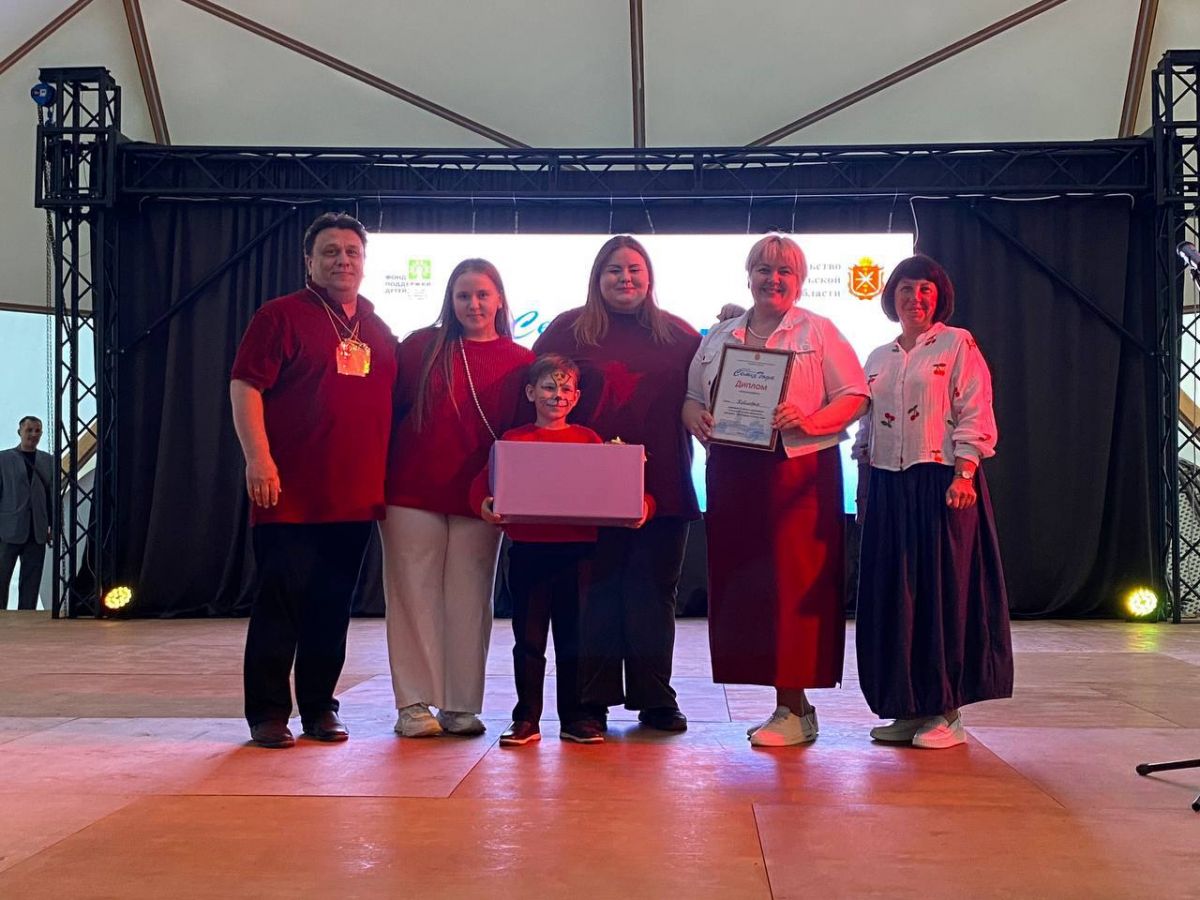 Многодетная семья из Тульской области победила на конкурсе «Семья года» в номинации «Сельская семья» Многодетная семья из Тульской области победила на конкурсе «Семья года» в номинации «Сельская семья»