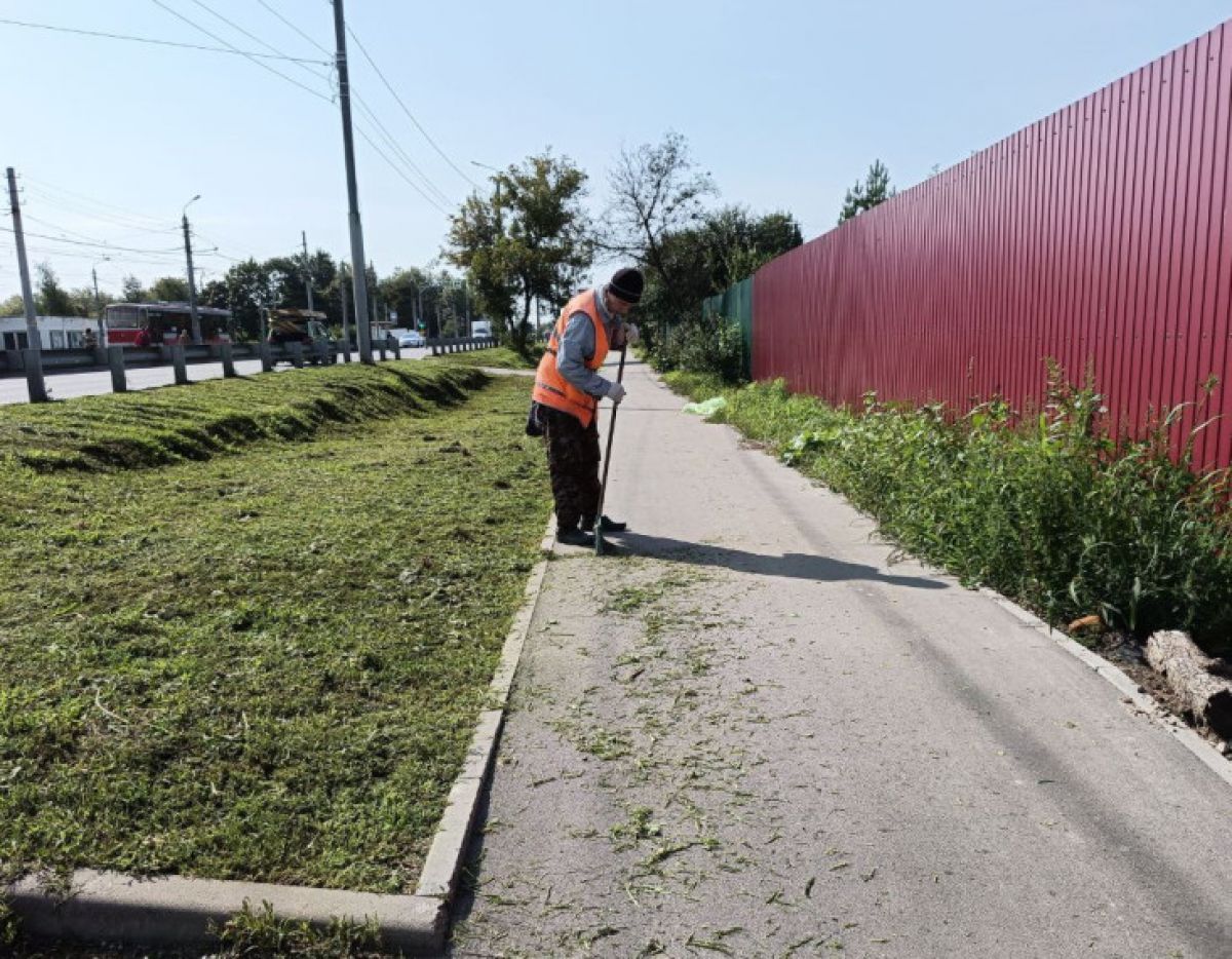 Тульские рабочие сделали чище дороги и тротуары в городе Тульские рабочие сделали чище дороги и тротуары в городе