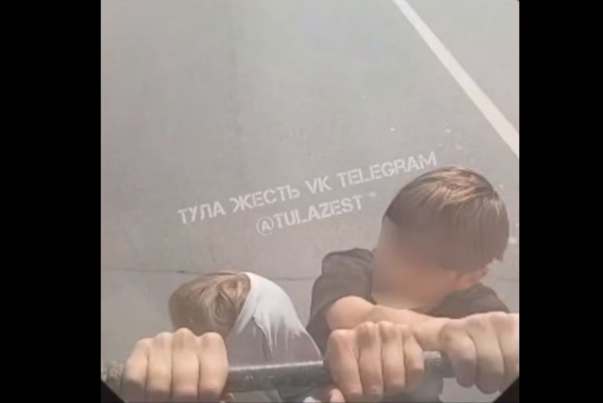 В Туле двое школьников проехались вне троллейбуса В Туле двое школьников проехались вне троллейбуса