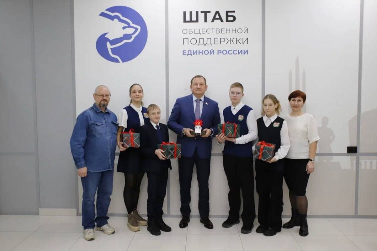 Сенатор Михаил Борщев поблагодарил тульских школьников-волонтеров за помощь участникам СВО