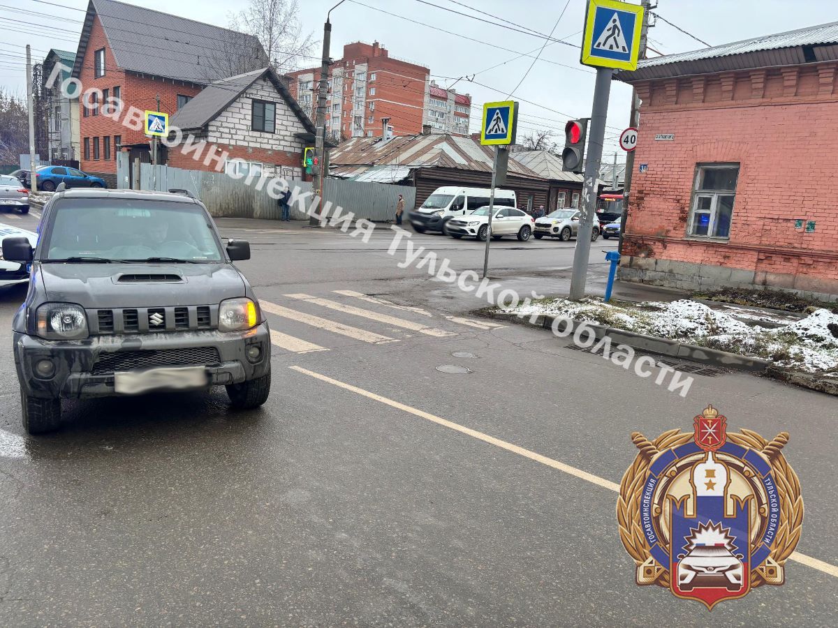 В Туле женщина спровоцировала ДТП, пересекая дорогу на красный светофор В Туле женщина спровоцировала ДТП, пересекая дорогу на красный светофор