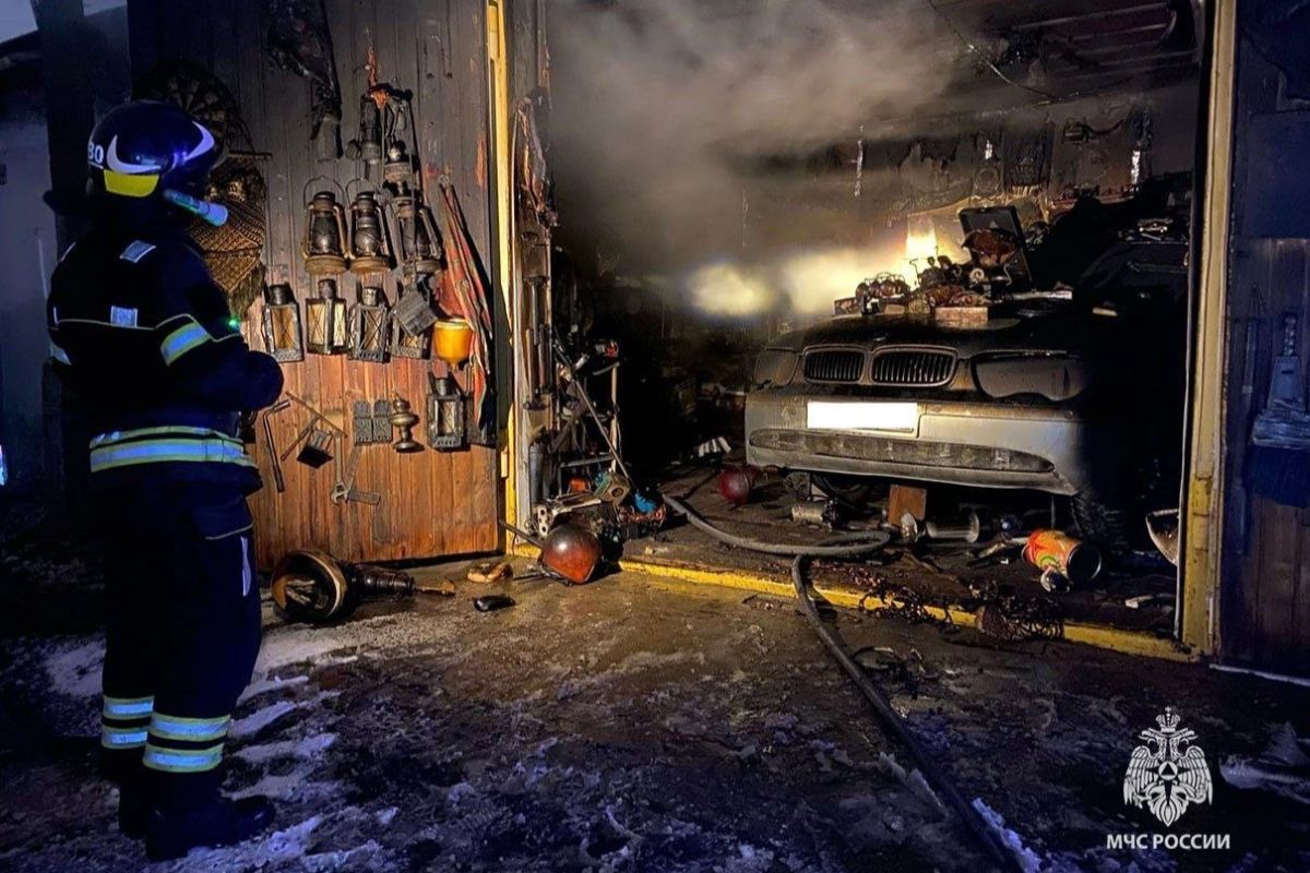 Спасатели из Тульской области потушили легковушку и грузовик Спасатели из Тульской области потушили легковушку и грузовик