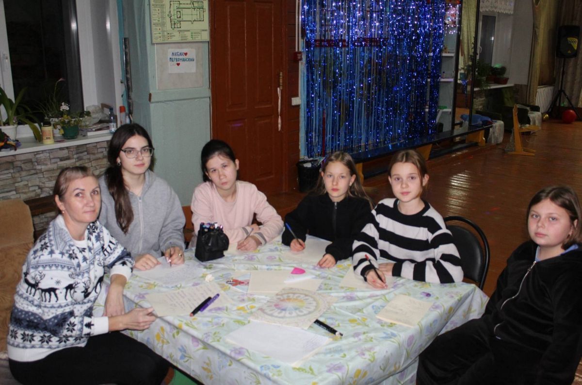 Юные жительницы Ясногорского района написали бойцам новогодние письма