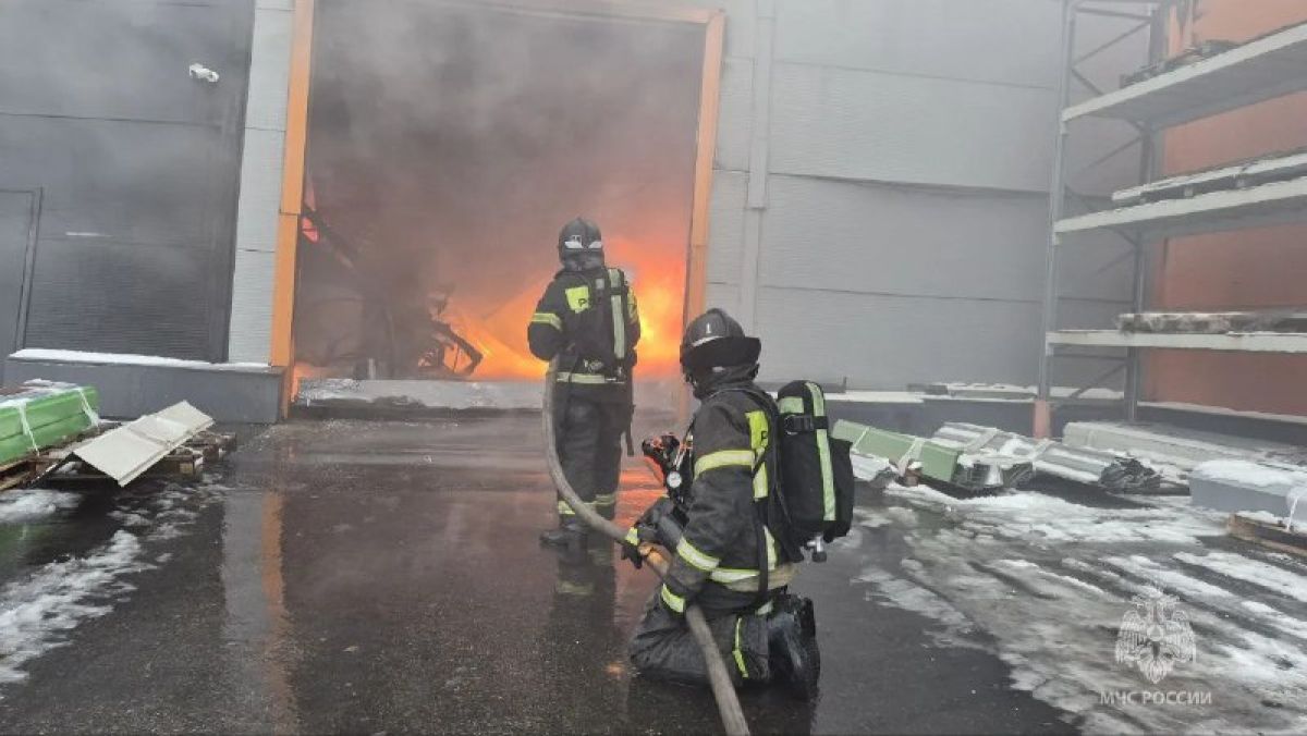 В Щёкине спасатели тушат производственный цех по производству сэндвич-панелей