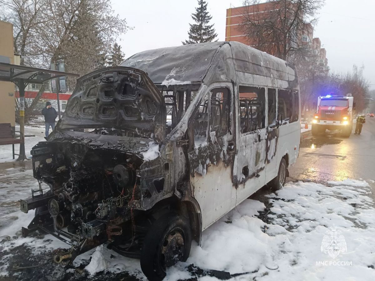 Тульские спасатели потушили загоревшийся микроавтобус