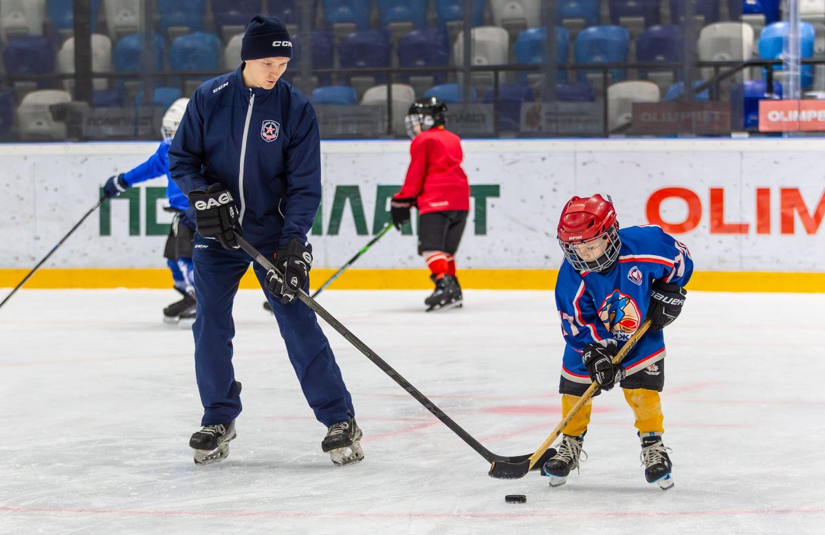 Тренеры «Академии Михайлова» провели мастер-класс для начинающих хоккеистов
