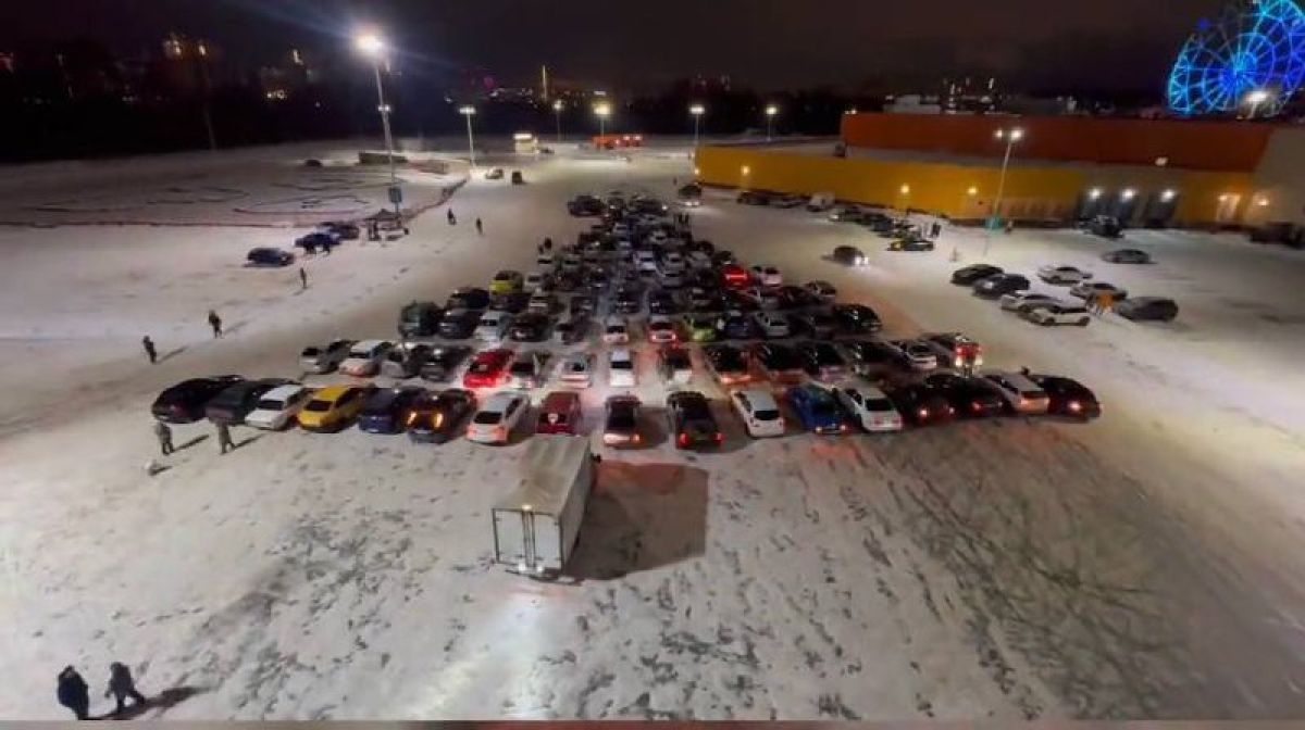 В Туле 100 автомобилей стали большой новогодней ёлкой