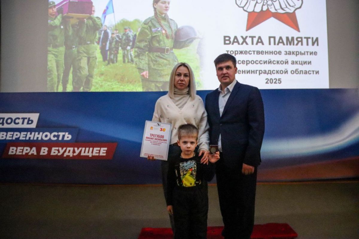Родственники бойца из Ленинградской области получили медаль «За отвагу» от тульских поисковиков Родственники бойца из Ленинградской области получили медаль «За отвагу» от тульских поисковиков