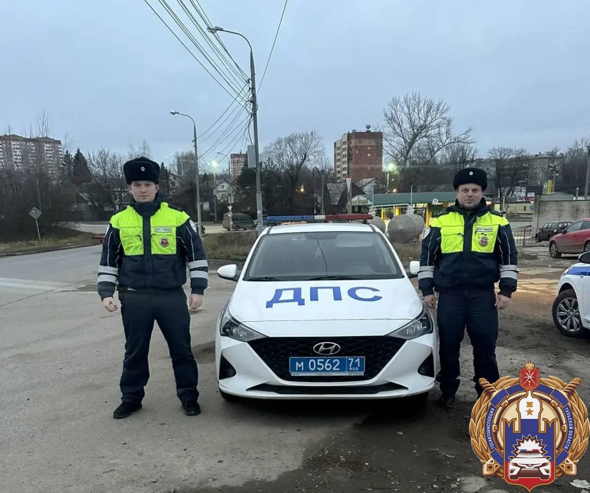 Тульские автоинспекторы потушили горящий автомобиль Тульские автоинспекторы потушили горящий автомобиль