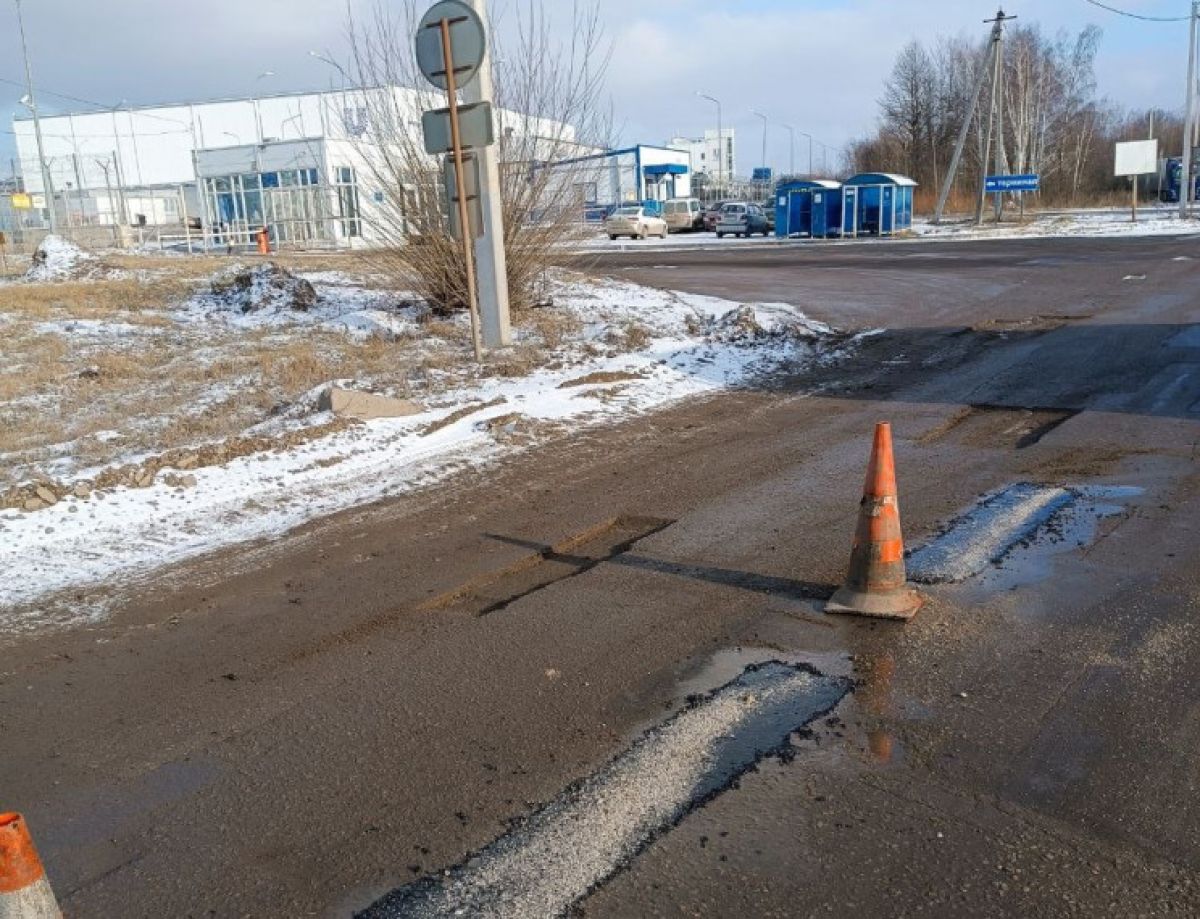 В Туле 6 бригад дорожников латают ямы на проезжей части В Туле 6 бригад дорожников латают ямы на проезжей части