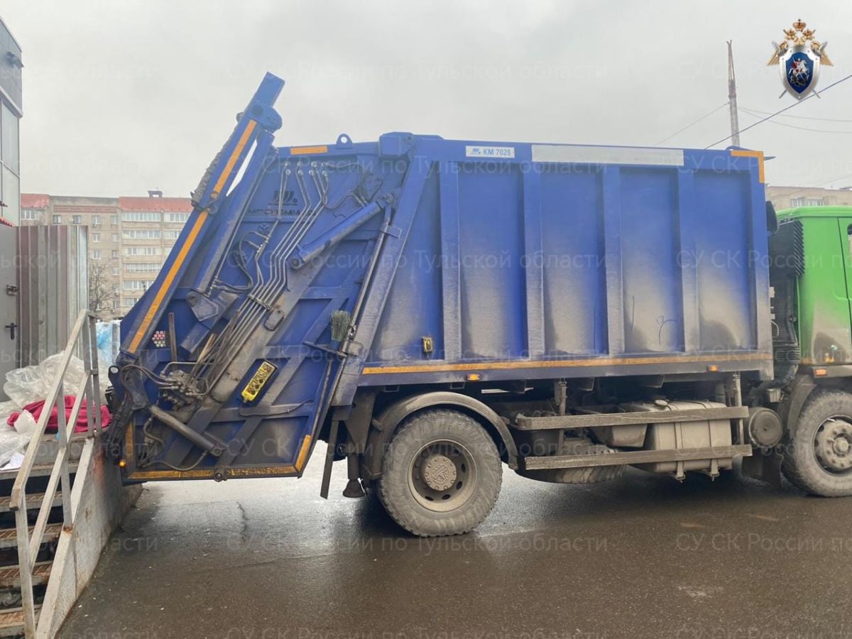 В Тульской области грузчик упал в кузов мусоровоза и погиб В Тульской области грузчик упал в кузов мусоровоза и погиб