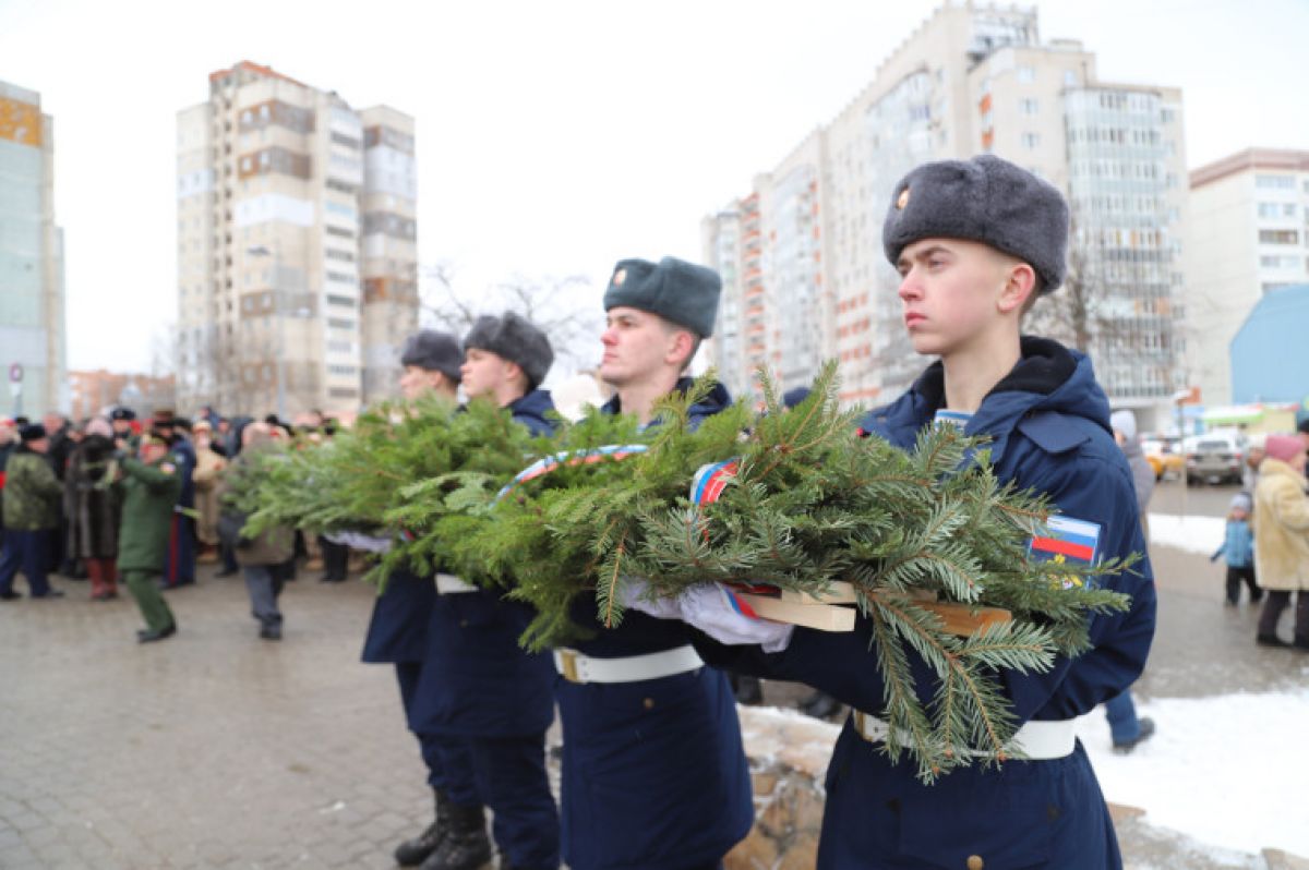 В Туле в сквере у памятника воинам-интернационалистам состоялся траурный митинг В Туле в сквере у памятника воинам-интернационалистам состоялся траурный митинг
