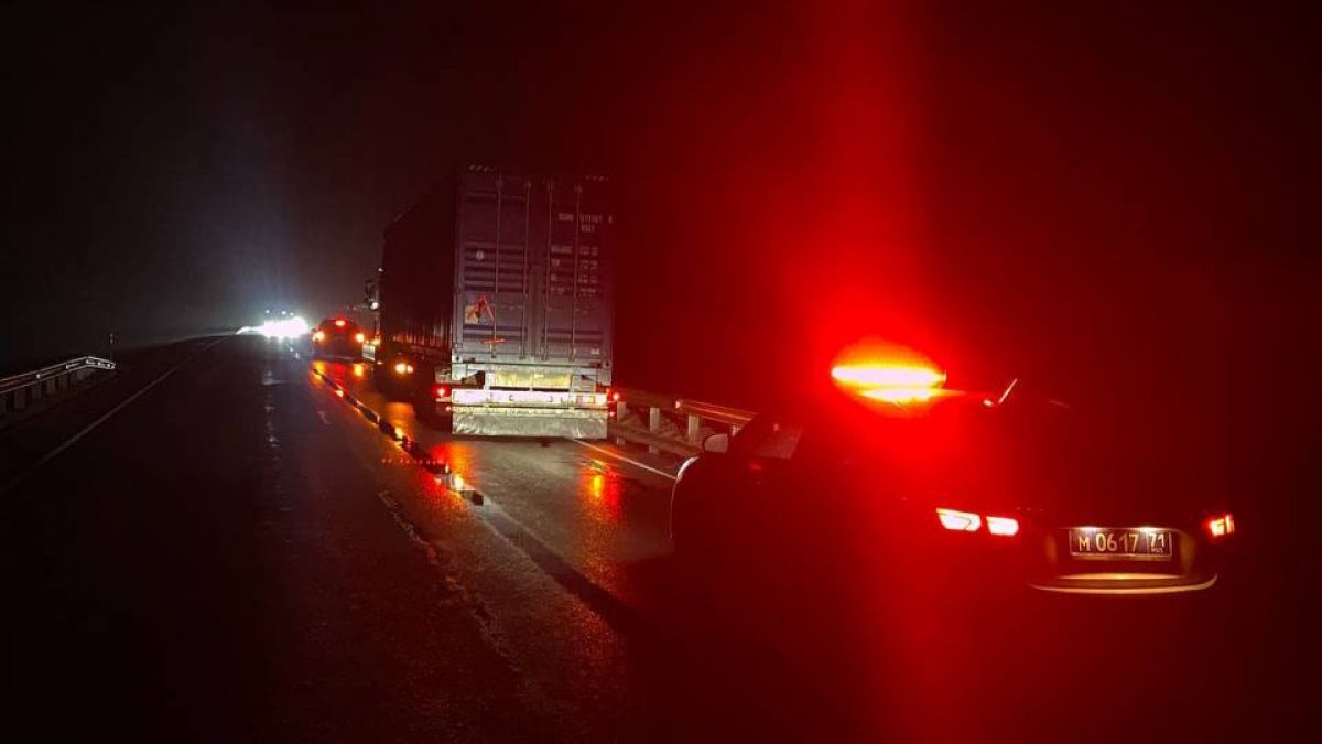 В Тульской области инспекторы ДПС помогли замерзающему водителю грузового автопоезда В Тульской области инспекторы ДПС помогли замерзающему водителю грузового автопоезда