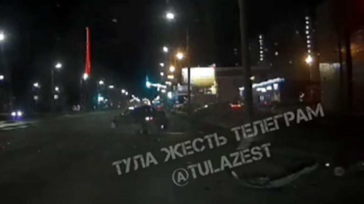 В Туле водитель не справился с управлением и въехал в припаркованные автомобили