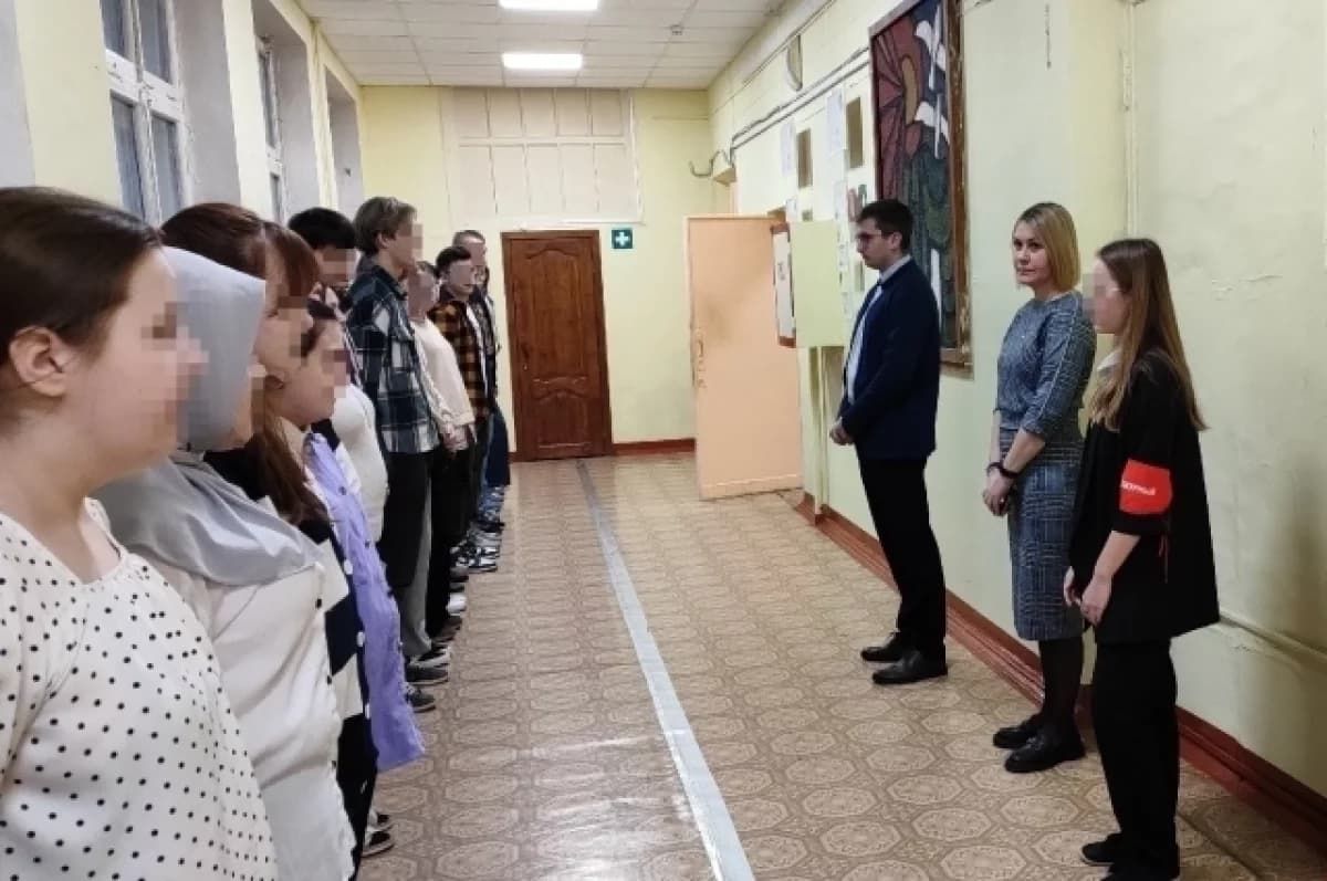 Имам Тулы Ришат Давыдов считает, что ношение хиджаба в школе привлечёт ненужное внимание к девушкам-подросткам Имам Тулы Ришат Давыдов считает, что ношение хиджаба в школе привлечёт ненужное внимание к девушкам-подросткам