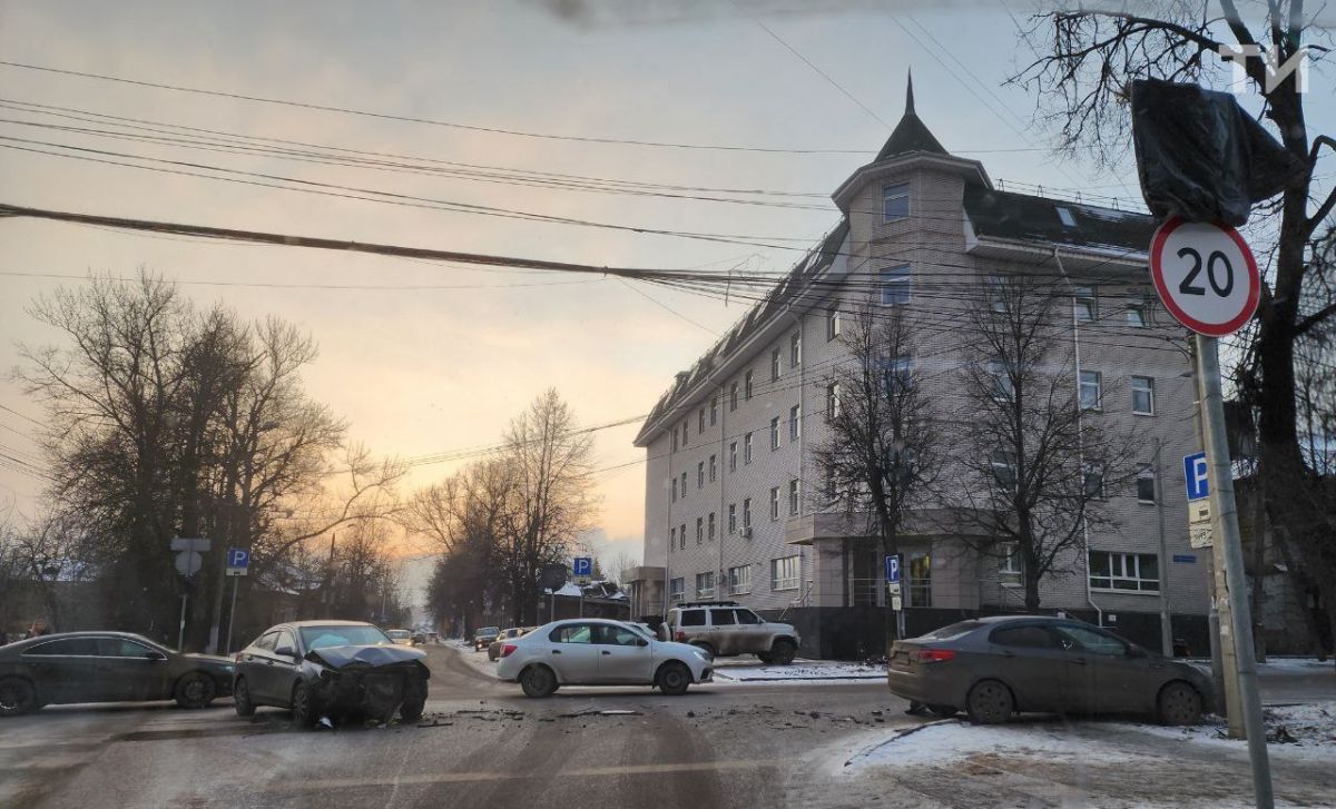 В ДТП в Туле пострадали пассажир «Хёндай» и водитель «Киа» В ДТП в Туле пострадали пассажир «Хёндай» и водитель «Киа»