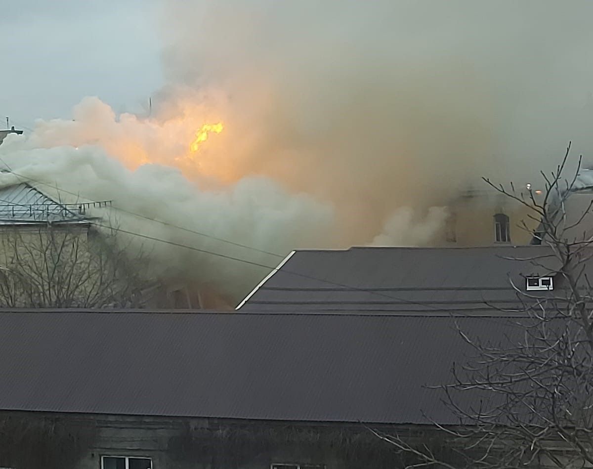 В горящем военном госпитале в Туле обвалилась кровля В горящем военном госпитале в Туле обвалилась кровля