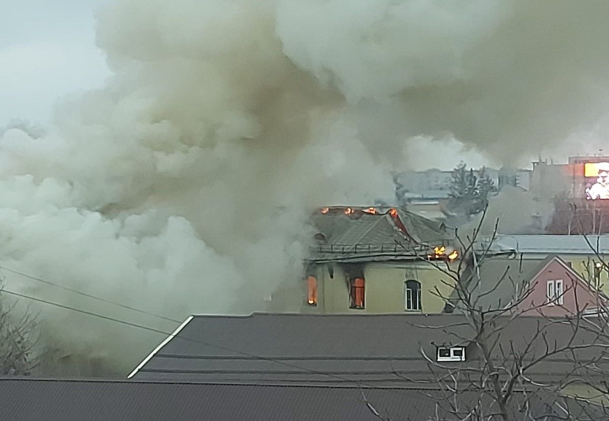 Из-за сильного пожара в центре Тулы полностью перекрыты улицы Союзная и Советская