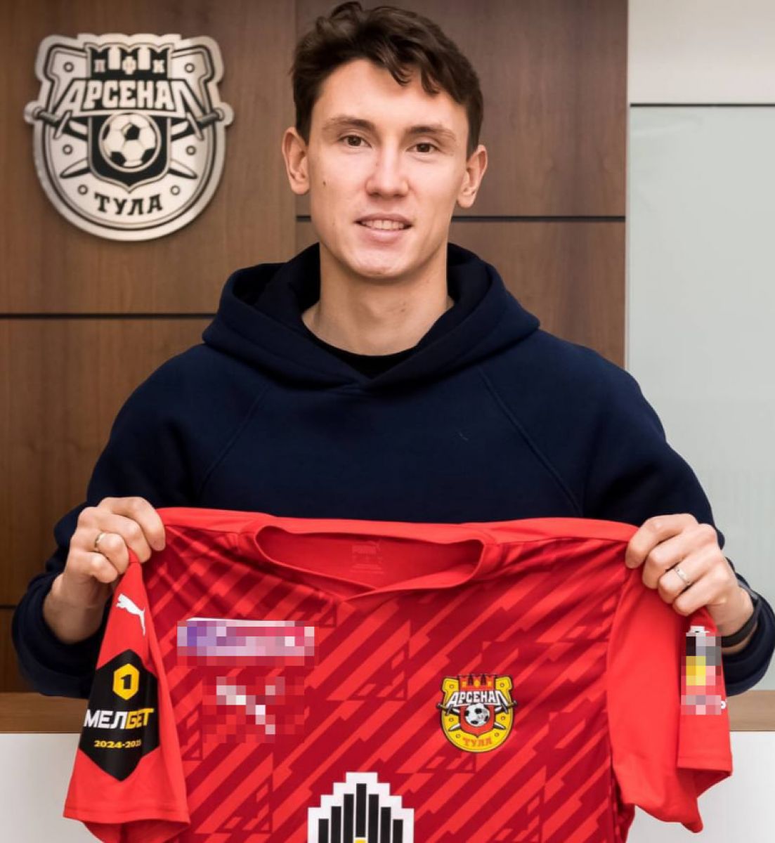 Дмитрий Сергеев подписал контракт с тульским «Арсеналом» Дмитрий Сергеев подписал контракт с тульским «Арсеналом»
