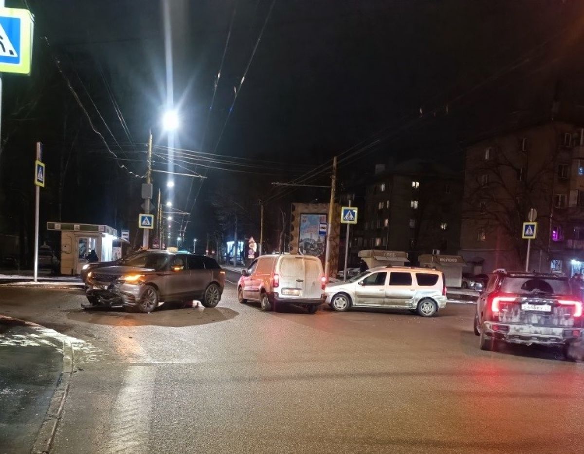 В Туле две женщины устроили тройное ДТП В Туле две женщины устроили тройное ДТП