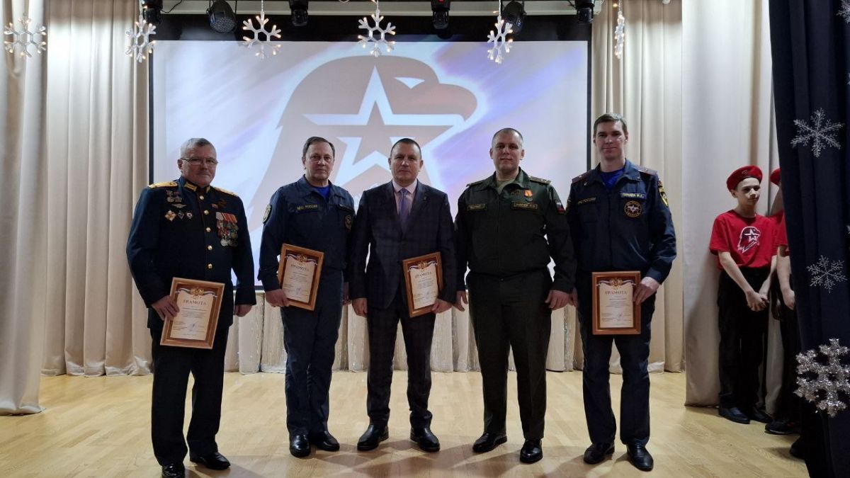 Юрий Ячменев: «Ребята гордятся контрактниками, выбравшими защиту Родины своим главным долгом» Юрий Ячменев: «Ребята гордятся контрактниками, выбравшими защиту Родины своим главным долгом»