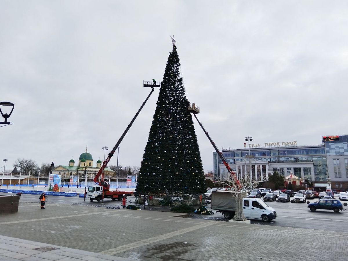 В Туле начали разбирать главную елку