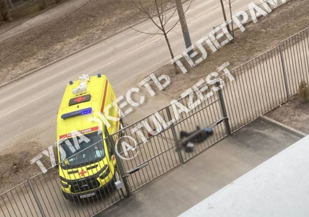 В Туле возле школы скончался мужчина В Туле возле школы скончался мужчина