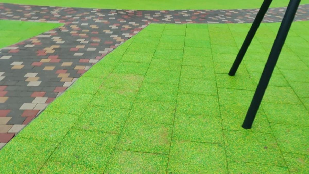 В Туле восстановили покрытие детской площадки в Центральном парке В Туле восстановили покрытие детской площадки в Центральном парке