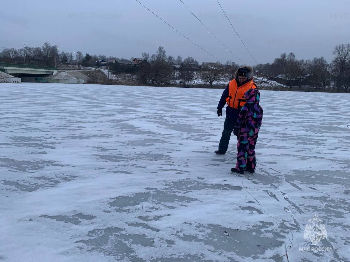 Тульские спасатели рассказали о правилах поведения на льду во время зимней рыбалки