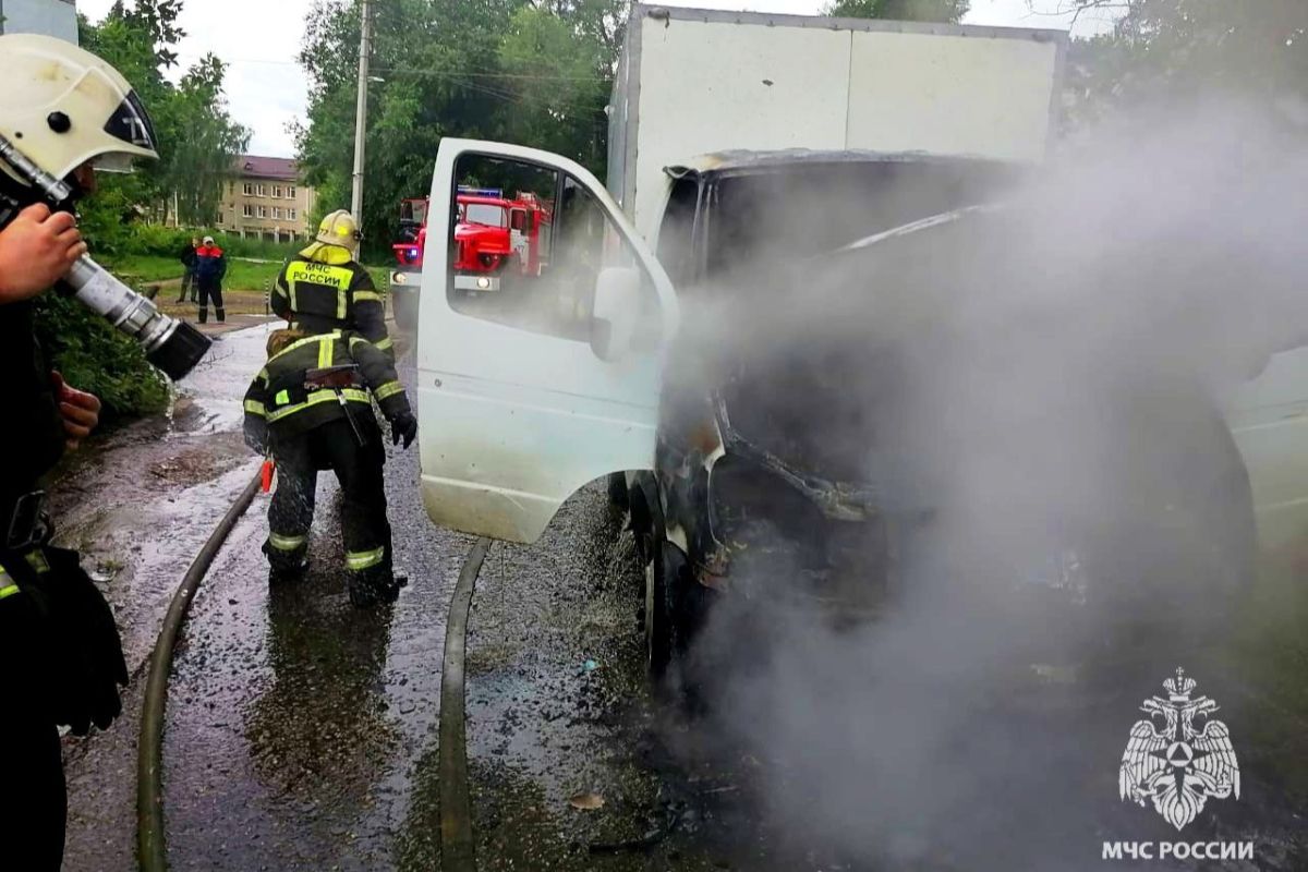 В Тульской области спасателям трижды за день пришлось тушить машины В Тульской области спасателям трижды за день пришлось тушить машины