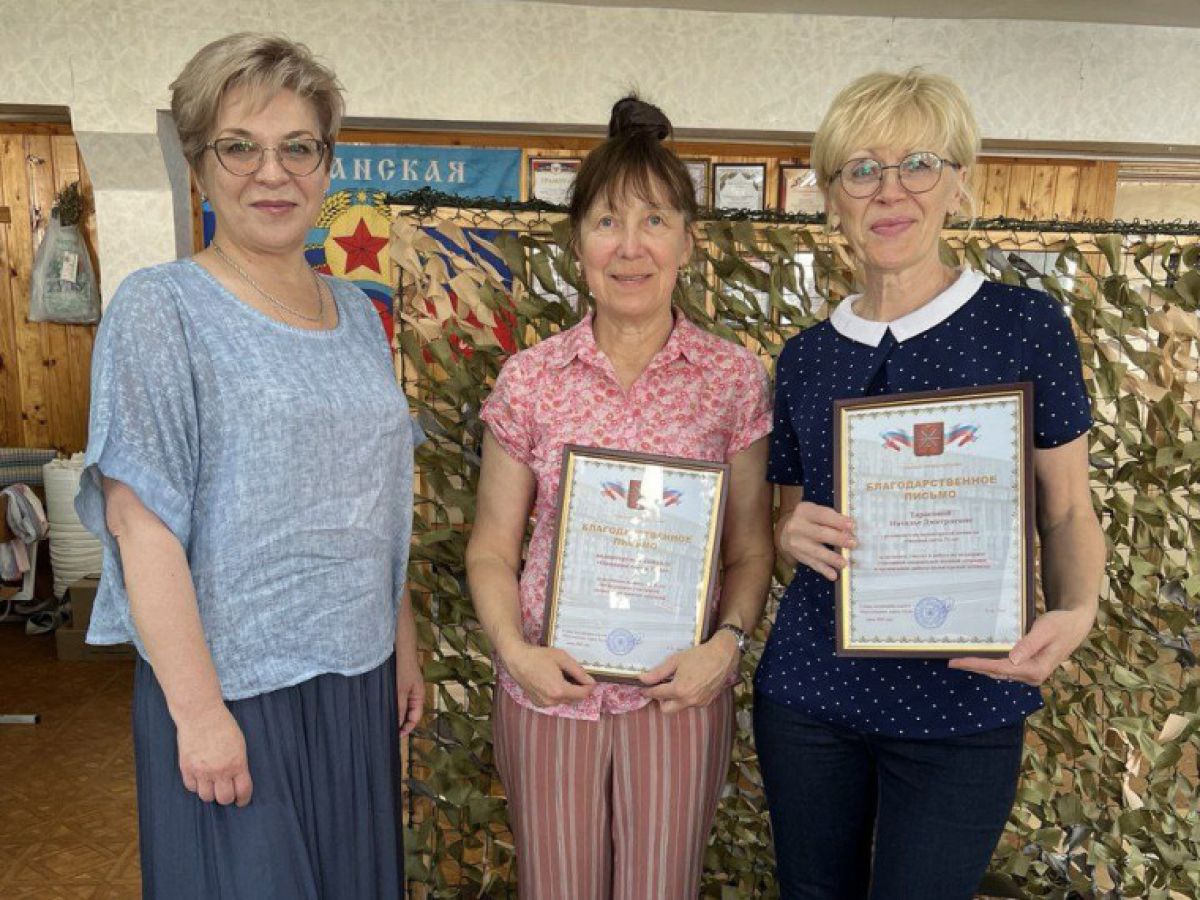 Елена Симонова передала волонтерской группе «Окопная свеча» Благодарственные письма