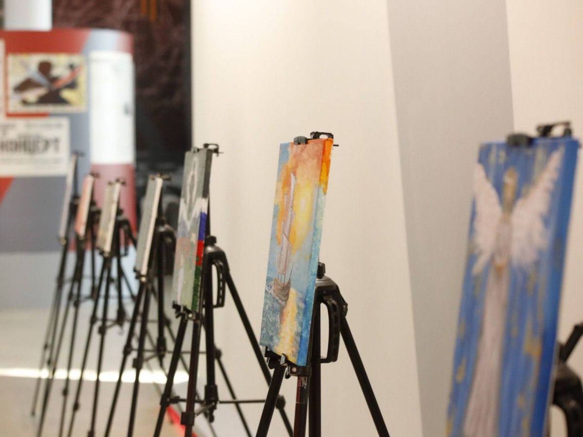 Выставка рисунков ветерана СВО открылась в Тульском кремле
