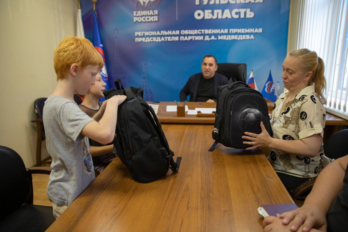 Андрей Дубровский передал ранцы в рамках партийной акции «Собери ребенка в школу»