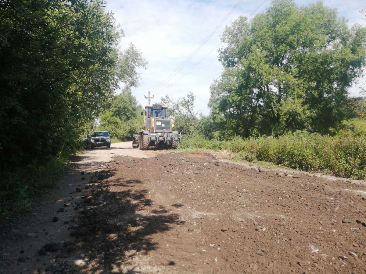 В четырех деревнях Новомосковска отсыпали аварийные участки дорог