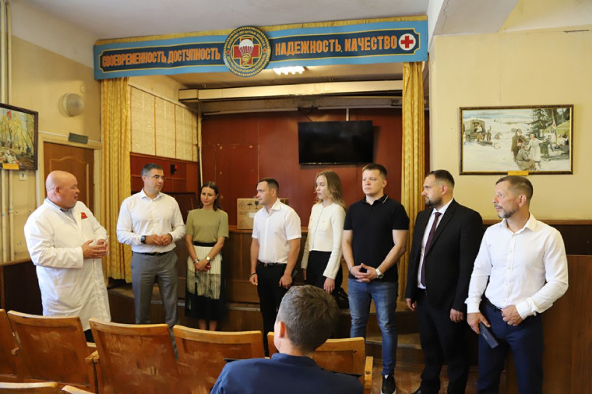 Алексей Эрк и депутаты передали военному госпиталю медицинское оборудование