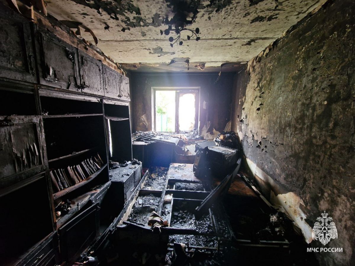 В Ефремове пожарные спасли людей из горящего дома В Ефремове пожарные спасли людей из горящего дома