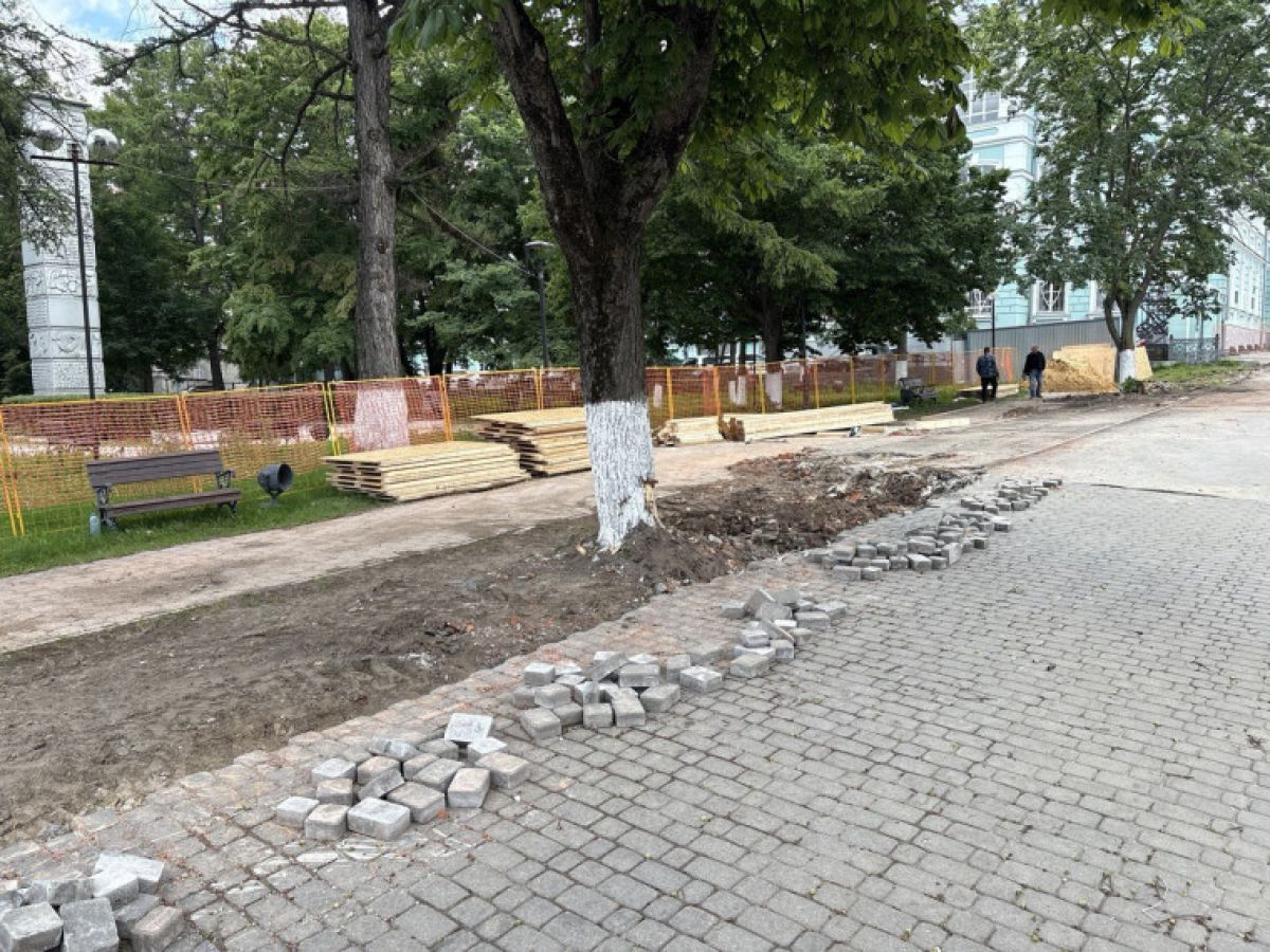 В тульском сквере Коммунаров проводят работы по благоустройству В тульском сквере Коммунаров проводят работы по благоустройству