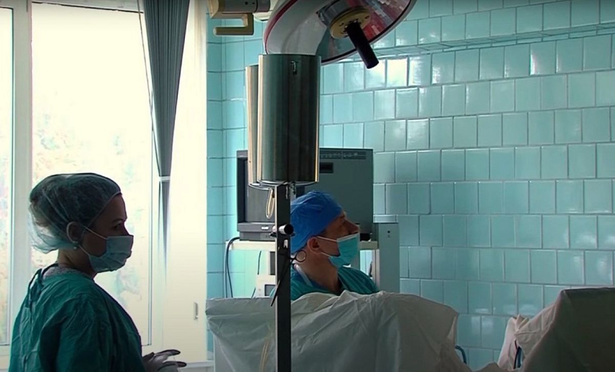 В Новомосковске урологи разрушают камни в почках с помощью лазера В Новомосковске урологи разрушают камни в почках с помощью лазера